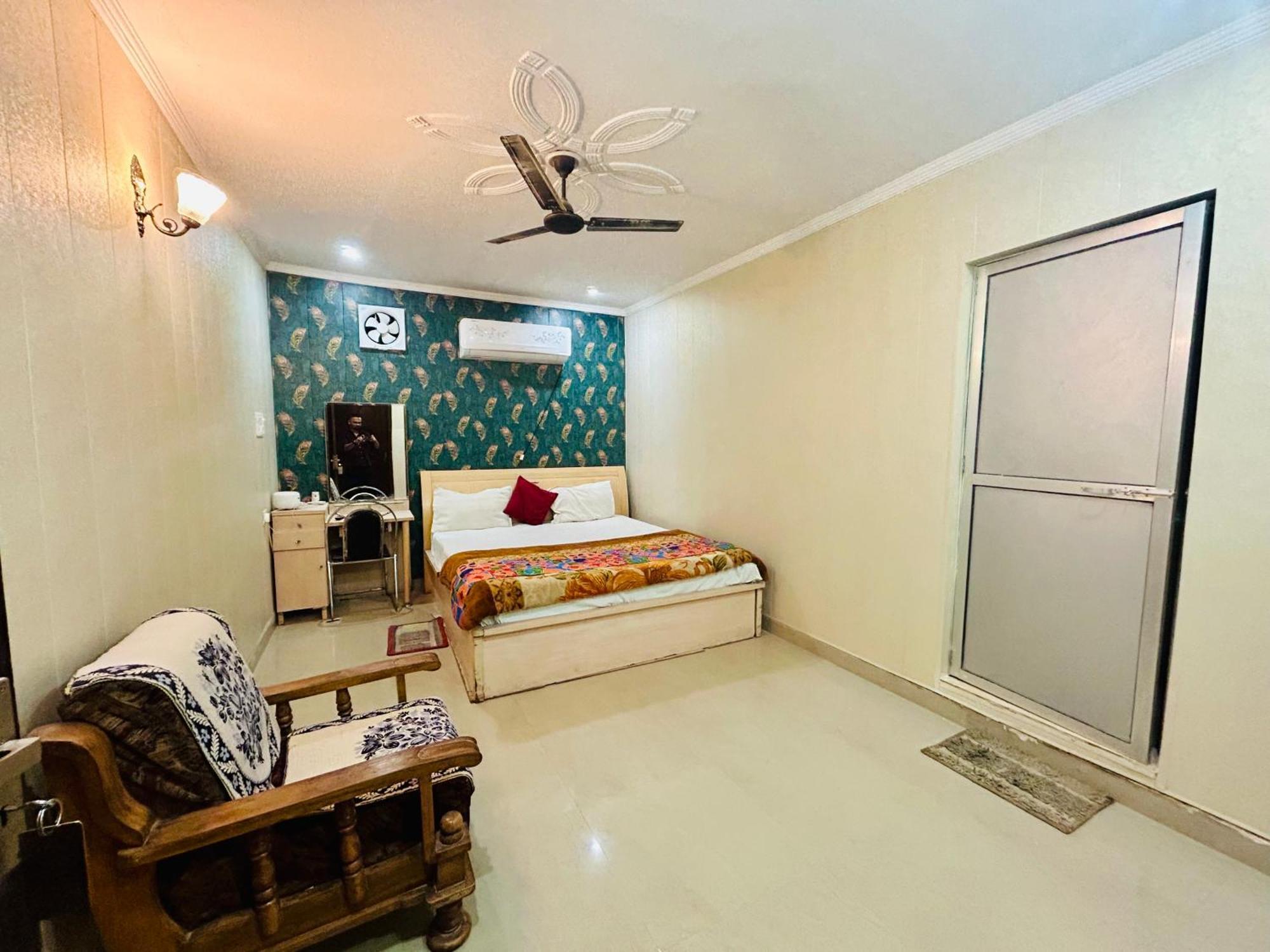 Hotel Sainik *